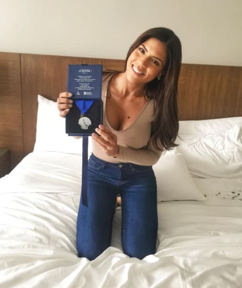 Francisca mostró con orgullo la Medalla que hacía oficial su nominación como Comunicadora Destacada en el Extranjero.