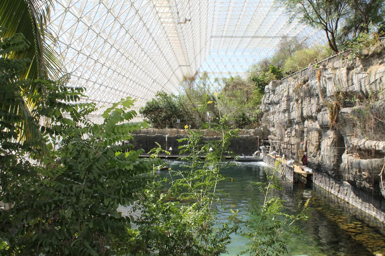 Un océano está recreado dentro de la biosfera donde realizan diferentes experimientos