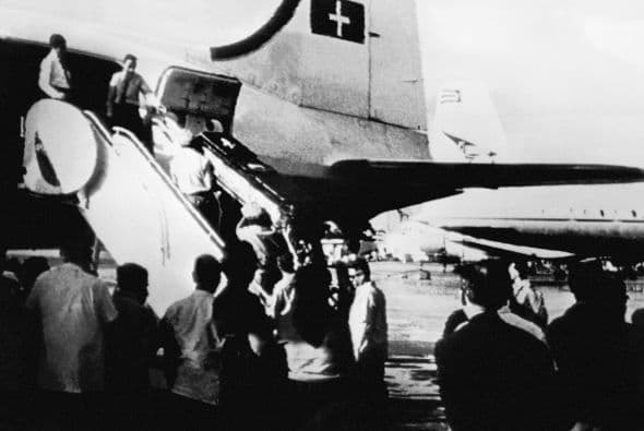 El féretro con los restos del Mayor Rudolph Anderson Jr., la única víctima de la crisis, sale de Cuba en un avión suizo el 6 de noviembre de 1962. El tomó las fotos áereas usadas por el presidente Kennedy.