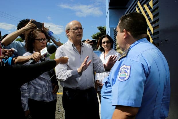 Journalist Carlos Fernando Chamorro, a critic of the government of President Daniel Ortega, speaks with a police officer on December 15, 2018 in Managua.