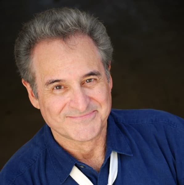 Actualmente, con 69 años de edad, Barry Pearl participa en el musical 'Aladín', en Brodway.