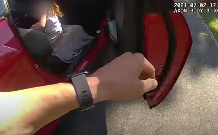 Vio a una niña jugando cerca de la calle y se la llevó: policías graban el rescate