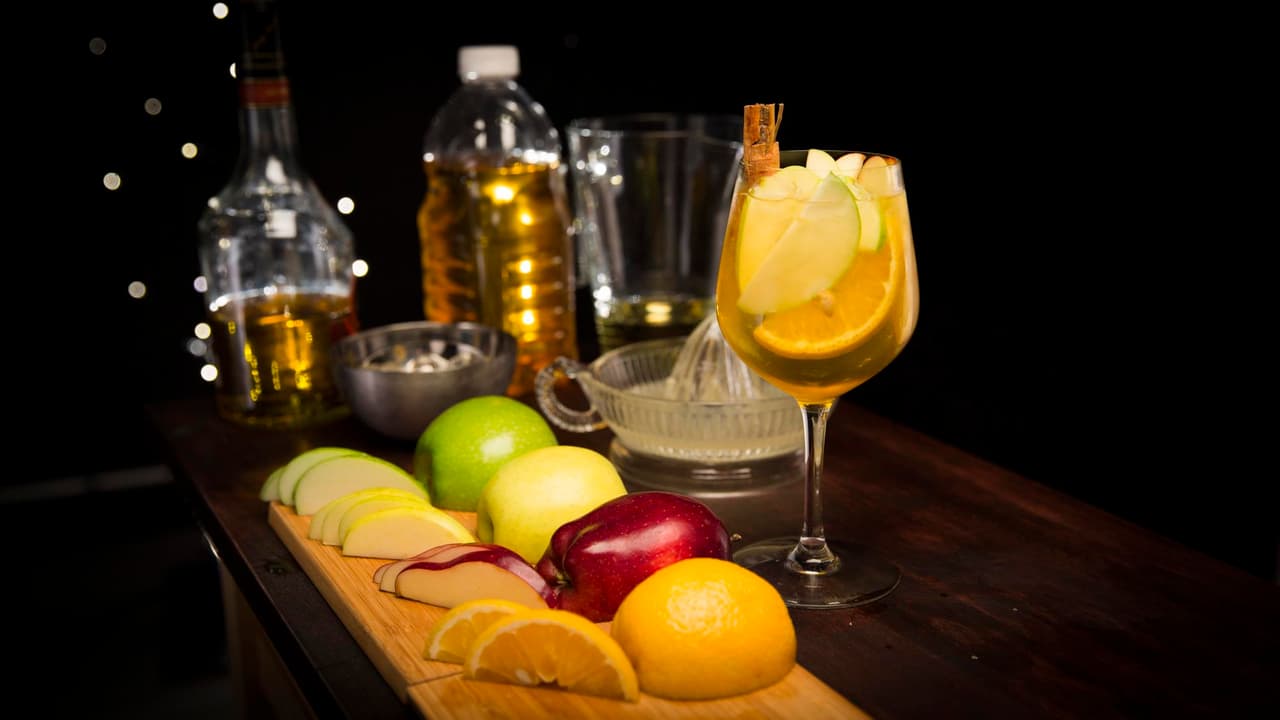 <b>Sidra de manzana.</b> La sidra de manzana, mezclada con agua, también nos puede ayudar a devolver la humedad a nuestro cabello, sobretodo cuando vamos a alguna playa o nos metemos a nadar a una piscina.