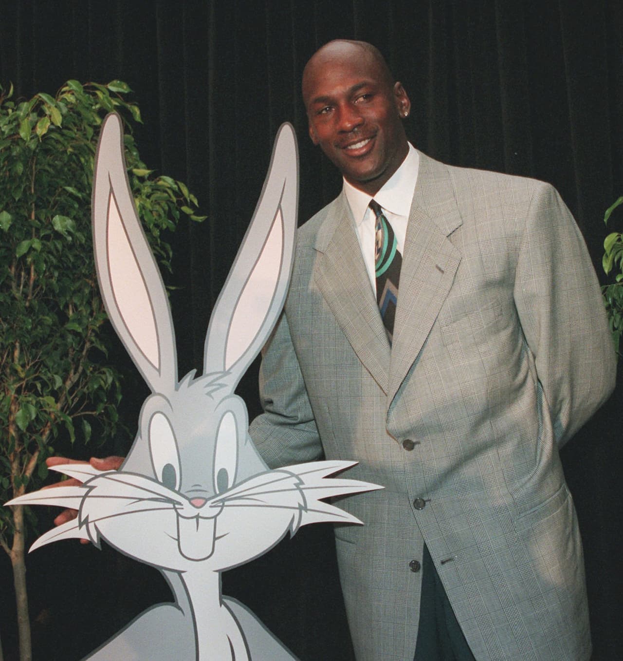 Para su regreso a NBA, la fama de 'Air Jordan' era tan grande que protagonizó una película con los Tiny Toons: 'Space Jam', una de los filmes más icónicos de la década de los 90.