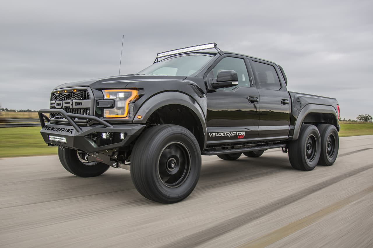 <b>Hennessey VelociRaptor 6x6</b>
<br>Es una muestra de agresividad sobre seis ruedas. Esta versión está basada en la Ford Raptor 2018 y tiene un precio de 349 mil dólares. Por cierto, Hennessey ya recibe pedidos directamente. 
<br>