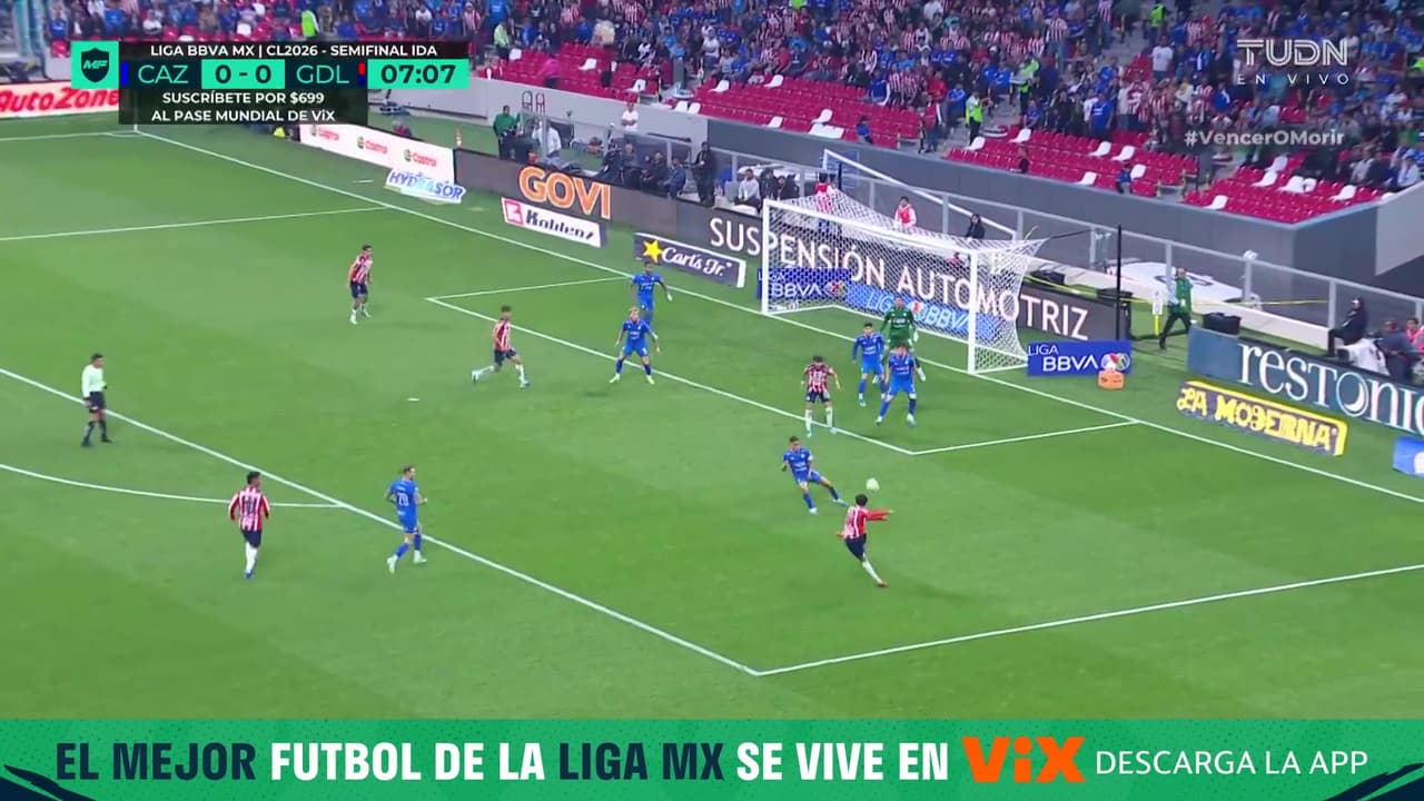 ¡El travesaño salva al Cruz Azul! Ledezma dispara para reventar el palo