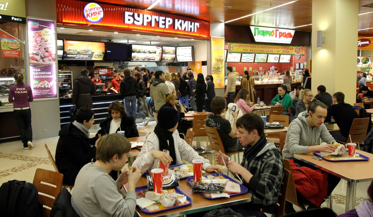 <a href="https://www.univision.com/temas/burger-king">Burger King</a>, el principal competidor de McDonald's, comenzó a abrir sus tiendas en Rusia, casi dos décadas después que su rival.
<br>
<br>Si bien no está claro si otras empresas seguirán los pasos de la salida de McDonald's, observadores apuntan a que este returo parece la imagen de una nueva etapa de aislacionismo de Rusia, que tras su invasión de Ucrania ha sido expulsada del sistema bancario internacional. 
<br>