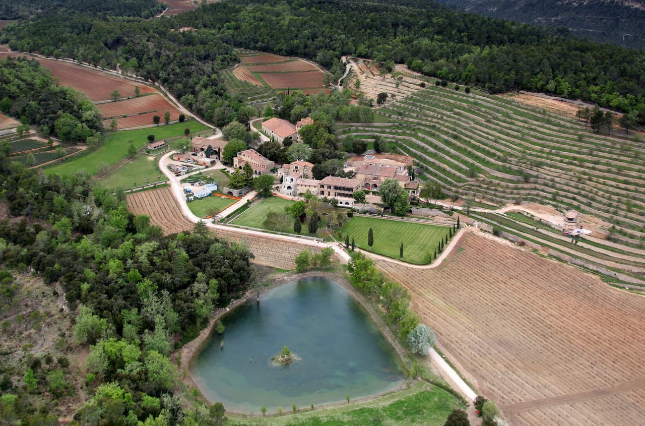 Según señaló ‘Forbes’ el 19 de febrero de 2022, la propiedad (que se ubica en el pueblo de Correnz en la Provenza Francesa) está conformada por 500 hectáreas de terreno, 35 habitaciones, fuentes, estanques, una capilla y un viñedo.