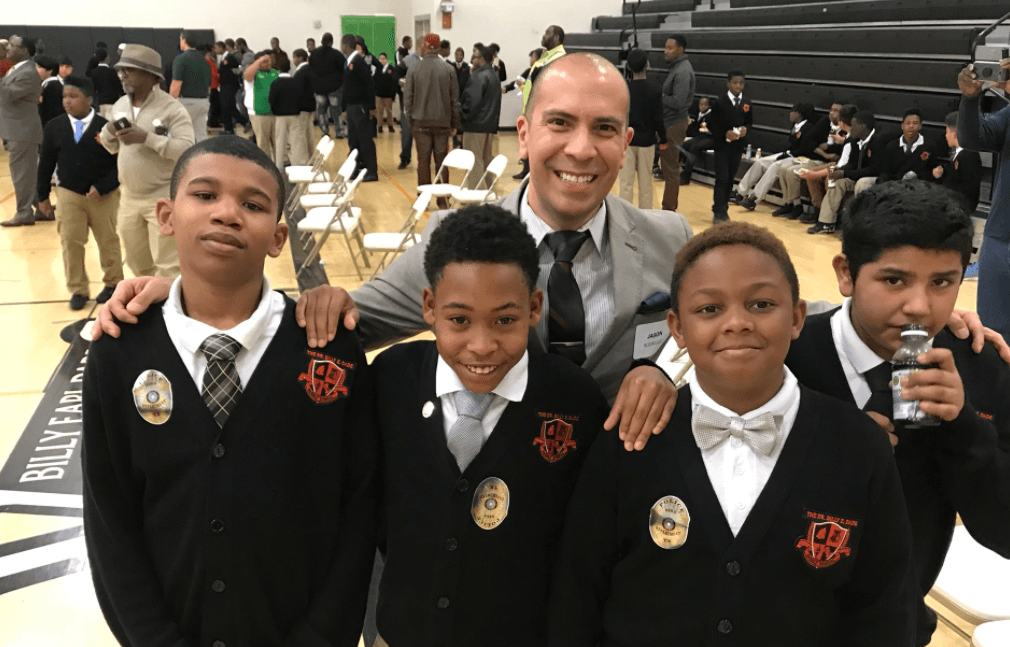 Una escuela en Dallas pidió 50 padres sustitutos para sus alumnos y se aparecieron casi 600