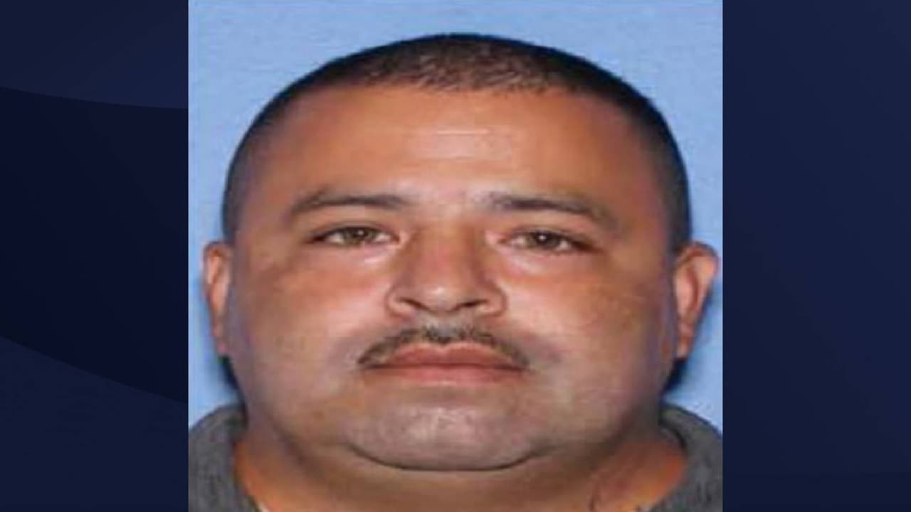 <b>Esmeraldo Aragon Montengero</b>, de 38 años, lo buscan por conducta sexual con un menor de edad.
<br>