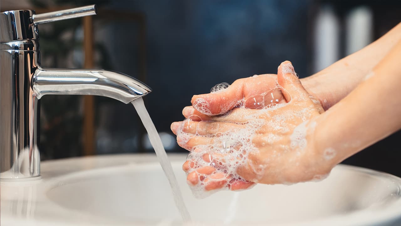 <b>2. Lavarse las manos</b> frecuentemente: El lavado de manos con agua y jabón durante al menos 20 segundos ayuda a eliminar virus y bacterias que pueden causar enfermedades.