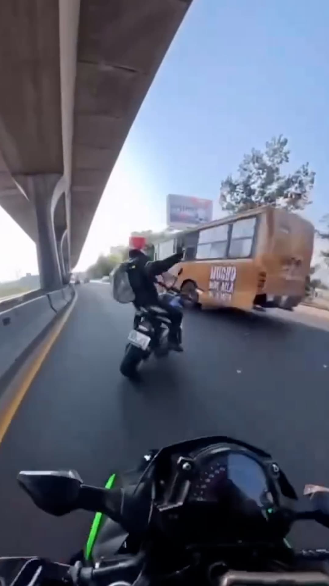 Casi provoca que un autobús lo arrolle