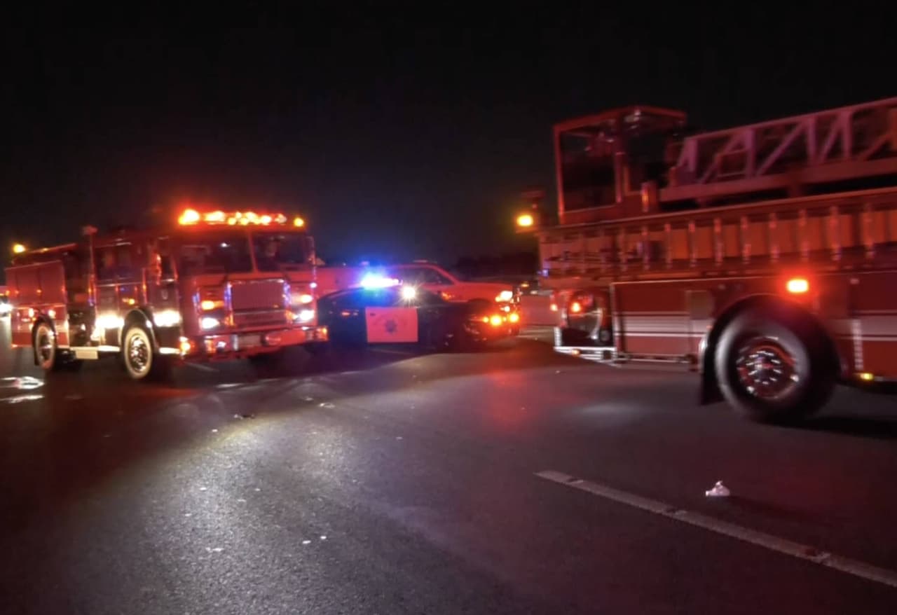 Las autoridades pidieron a cualquier persona que tenga información sobre la colisión que se comunique con el CHP al teléfono 818-888-0980.
<br>
<br>
<i>Con información de City News.</i>