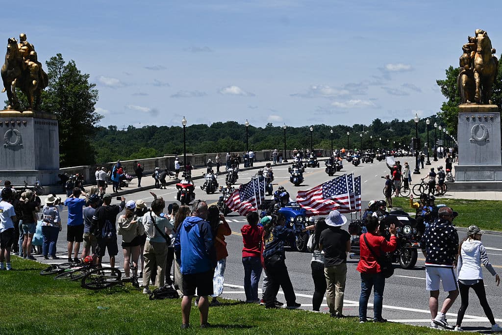 Decenas de personas se reunieron en los sitios por donde los motociclistas pasaron durante el evento "Rolling To Remember", para aplaudirlos y solidarizarse con sus causas, durante el fin de semana del Día de los Caídos, en Washington, D.C.