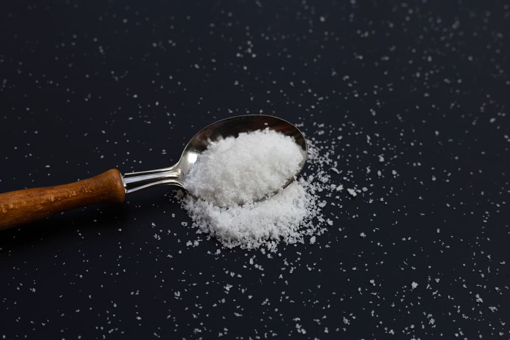 <h3 class="cms-H3-H3">Sal por arriba del hombro </h3>
<br>
<br>Otra de las técnicas más conocidas para no ser de la desdicha y miseria era aventar sal por detrás de los hombros, esto es porque en muchas culturas antiguas se creía que la sal es un elemento de buen augurio. 
<br>