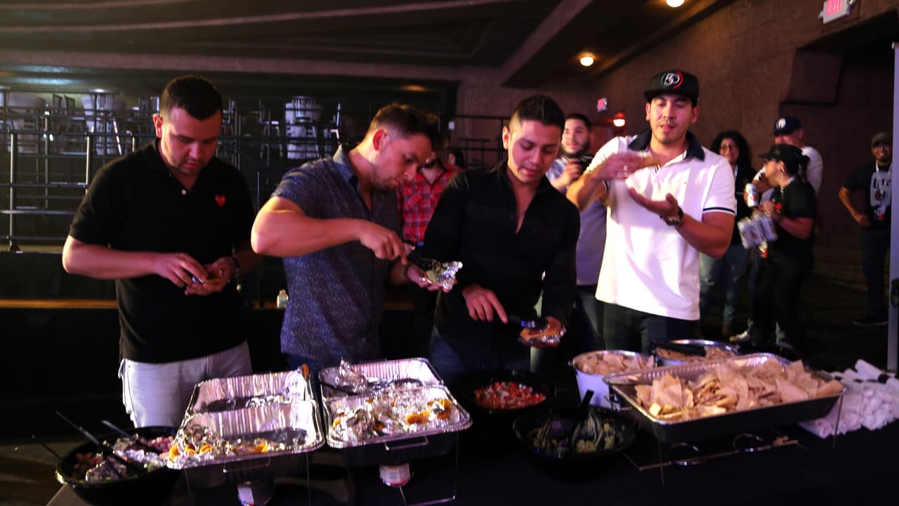Antes de cualquier presentación siempre es bueno agarrar fuerza y qué mejor que hacerlo con unos buenos tacos de carnitas...