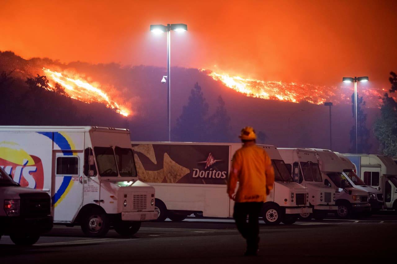 Estas escuelas cancelan clases tras el avance de los incendios en el sur de California
