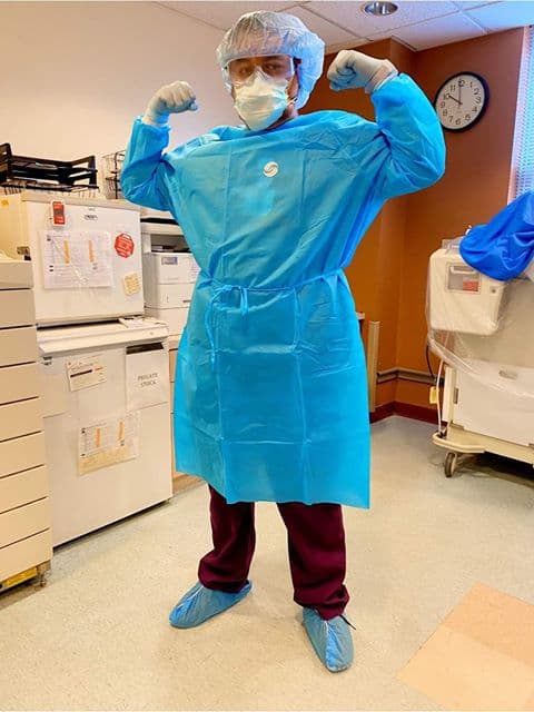 Este es Andres Rubalcava quien trabaja es sala de emergencia de el hospital San Anthony. Él está en la primera línea de respuesta aesta pandemia y estamos agradecidos por sus esfuerzos!
<br>