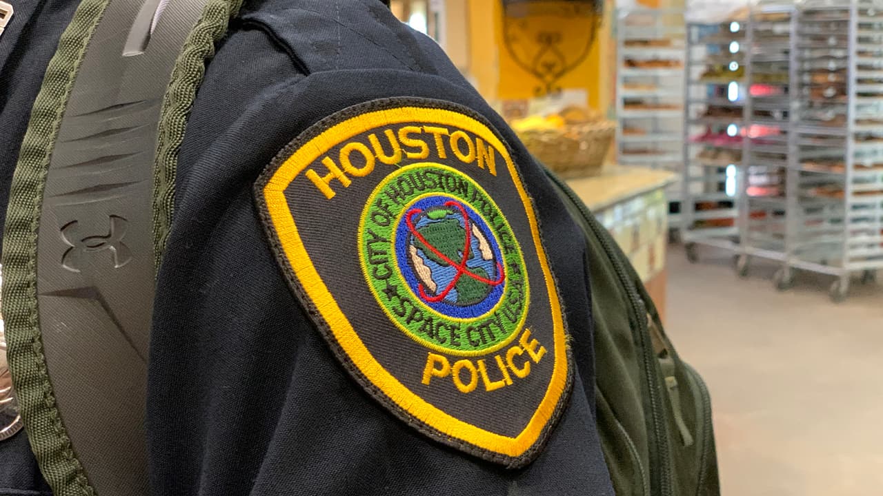 El caso más reciente fue el 21 de julio cuando una mujer llamó al 911 luego de ser atacada por un perro y cuando los oficiales llegaron, 
<a href="https://www.univision.com/local/houston-kxln/perro-ataca-hpd-mujer-este-houston-animal-baleado" target="_blank">mordieron a un policía</a> de Houston.