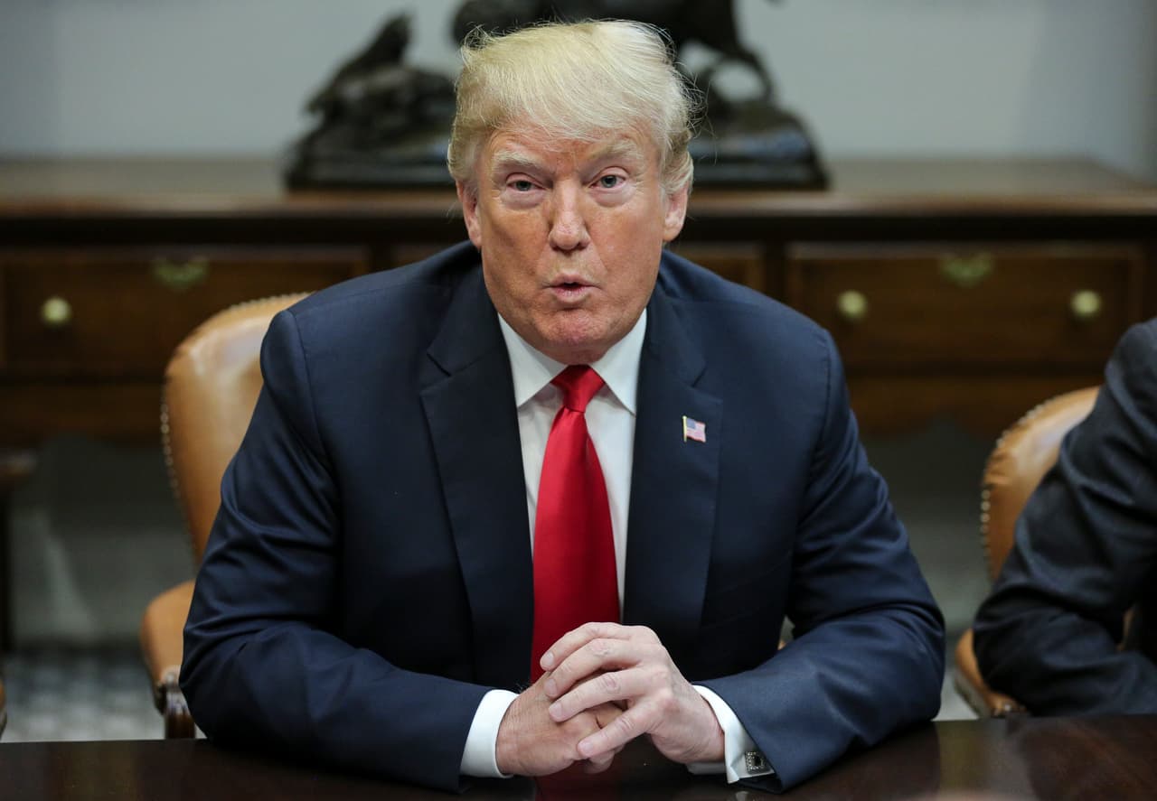 Trump impone más aranceles a productos chinos, pero exime a relojes inteligentes de Apple y FitBit