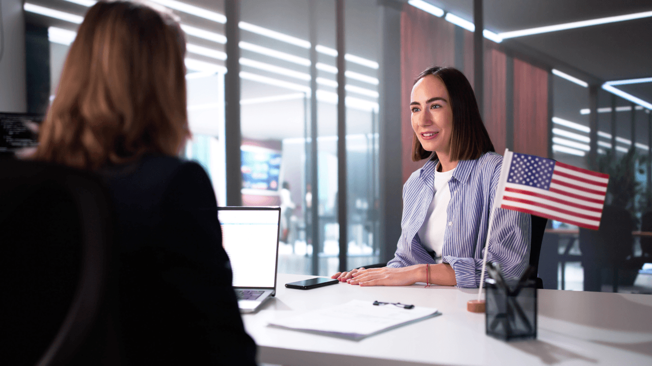 <h2 class="cms-H2-H2">¿Qué hacer si alguien considera usar CBP Home?</h2>
<br>Lo mejor que alguien puede hacer es 
<b>buscar consejo legal con su propio abogado de inmigración</b>, dijo Olmedo. Antes de usar la app, sin saber que alguien tiene posibilidad de una pena, es mejor buscar ayuda profesional.
<br>
<br>“Si una persona no sabe que tiene una penalidad y utiliza ese aplicativo y se va, no va a poder regresar tal como lo dice la Secretaria de Seguridad Nacional, para que puedan regresar y seguir un proceso aquí ya normal en los Estados Unidos”.