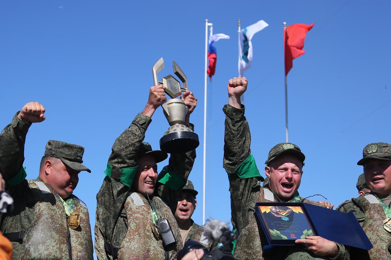 El equipo ruso alza el trofeo por la victoria en la competencia 'aguas abiertas', China Obtuvo el segundo lugar. Como si se tratara de una competición deportiva, en los Juegos Militares Internacionales los ejércitos se miden en 30 diferentes disciplinas terrestres, acuáticas y aéreas.