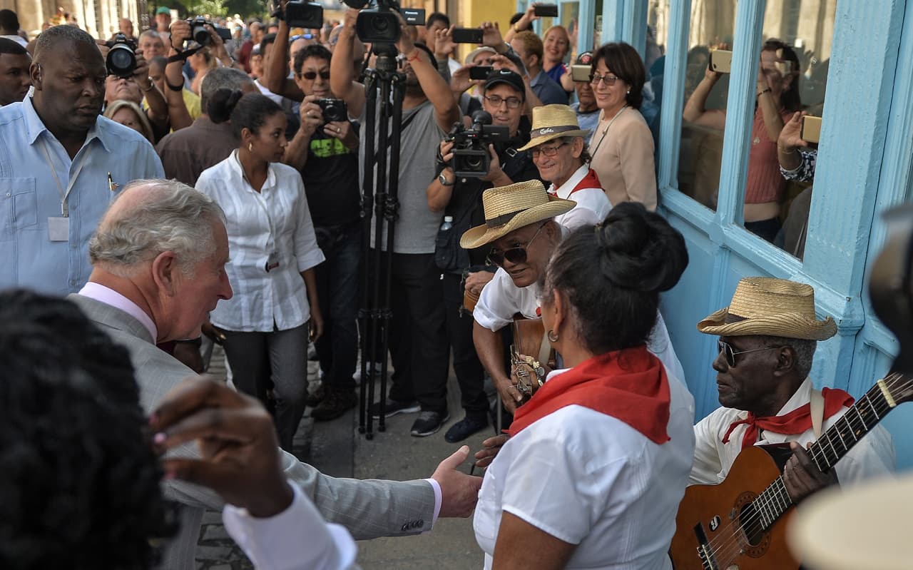 En su caminata por la ciudad la pareja real paró en varios puntos para escuchar a bandas que tocaban música tradicional cubana, incluyendo Guantanamera.
