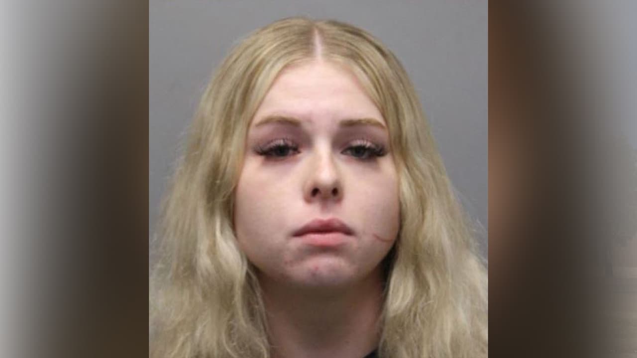 A las jóvenes se les fijó finaza de $100. Saylor Moraida, de 19 años, también fue arrestada.