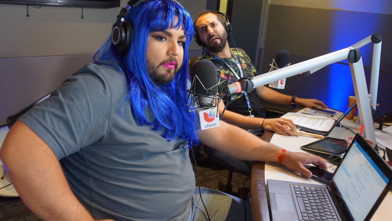 El Tambochi pago la apuesta contra El Compa Ivan cambiando de 'look' por un día.