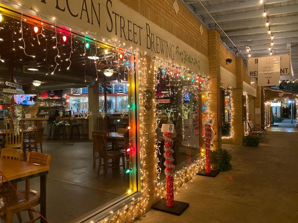 La ciudad de Johnson City decora sus tiendas con adornos navideños.