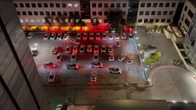 <b>En video 📹 </b>En San Francisco, taxis autónomos de Waymo generaron molestias al activar sus bocinas por la noche. Un residente grabó unos 30 vehículos tocando el claxon. Waymo explicó que era una función de seguridad y ya actualizó el software para evitar nuevas molestias.