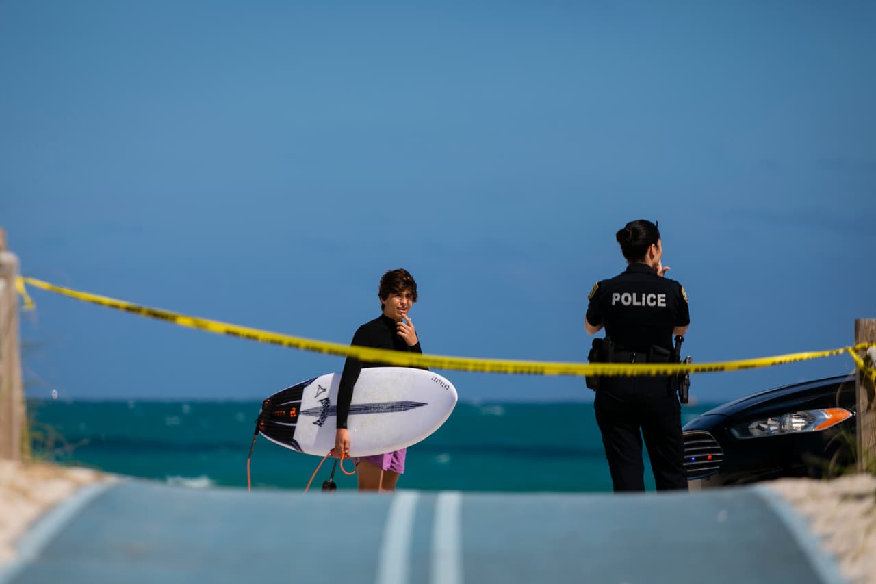 De acuerdo con el Departamento de Salud, en Florida el número total de casos de coronavirus en niños menores de 17 años pasó de 16,797 el 9 de julio, a 39,735 el 9 de agosto, un incremento del 137%.
<br>