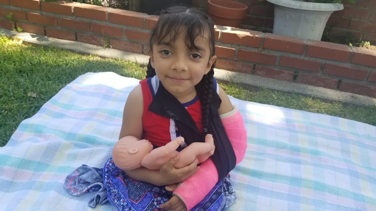 A la pequeña América le gusta pintar, ama a sus muñecas y tiene muchos amigos en la escuela.