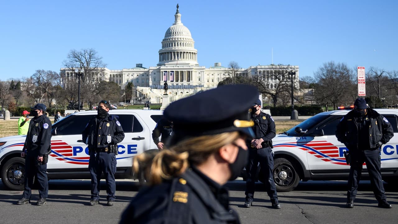 FBI advierte sobre posibles "protestas armadas" de cara al traspaso del poder de Trump a Biden