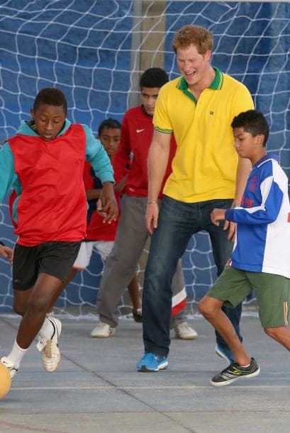 Estos niños huérfanos son ayudados por una asociación llamada ACER (Asociación para el Apoyo de Niños en Riesgo) y Harry se unió a su causa.