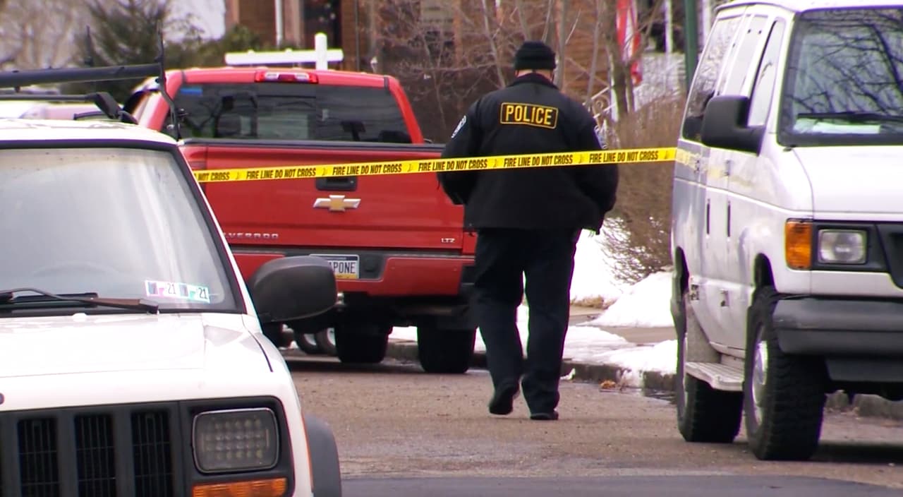 Una mujer del oeste de Pensilvania fue detenida sin derecho a fianza este martes después de que las autoridades confirmaron que disparó y mató a sus dos hijas.