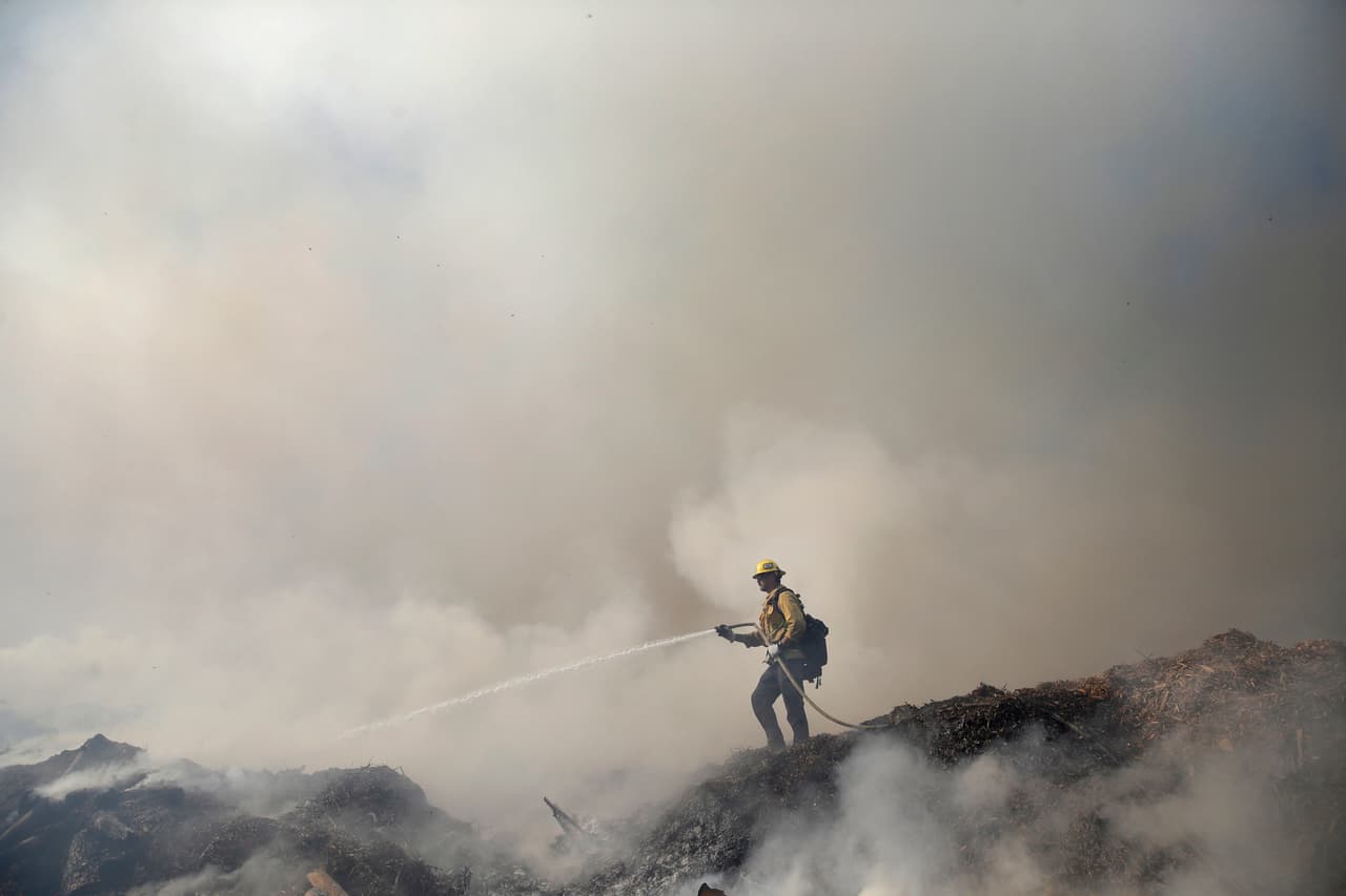 Durante las últimas 72 horas, al menos tres personas murieron y más de 100,000 debieron abandonar sus viviendas bajo la amenaza de los devastadores incendios en la región.