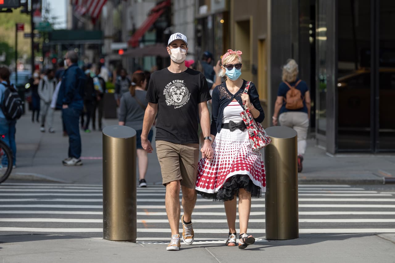 NYC recomienda el uso de mascarillas en interiores, mientras el estado seguirá directrices de los CDC