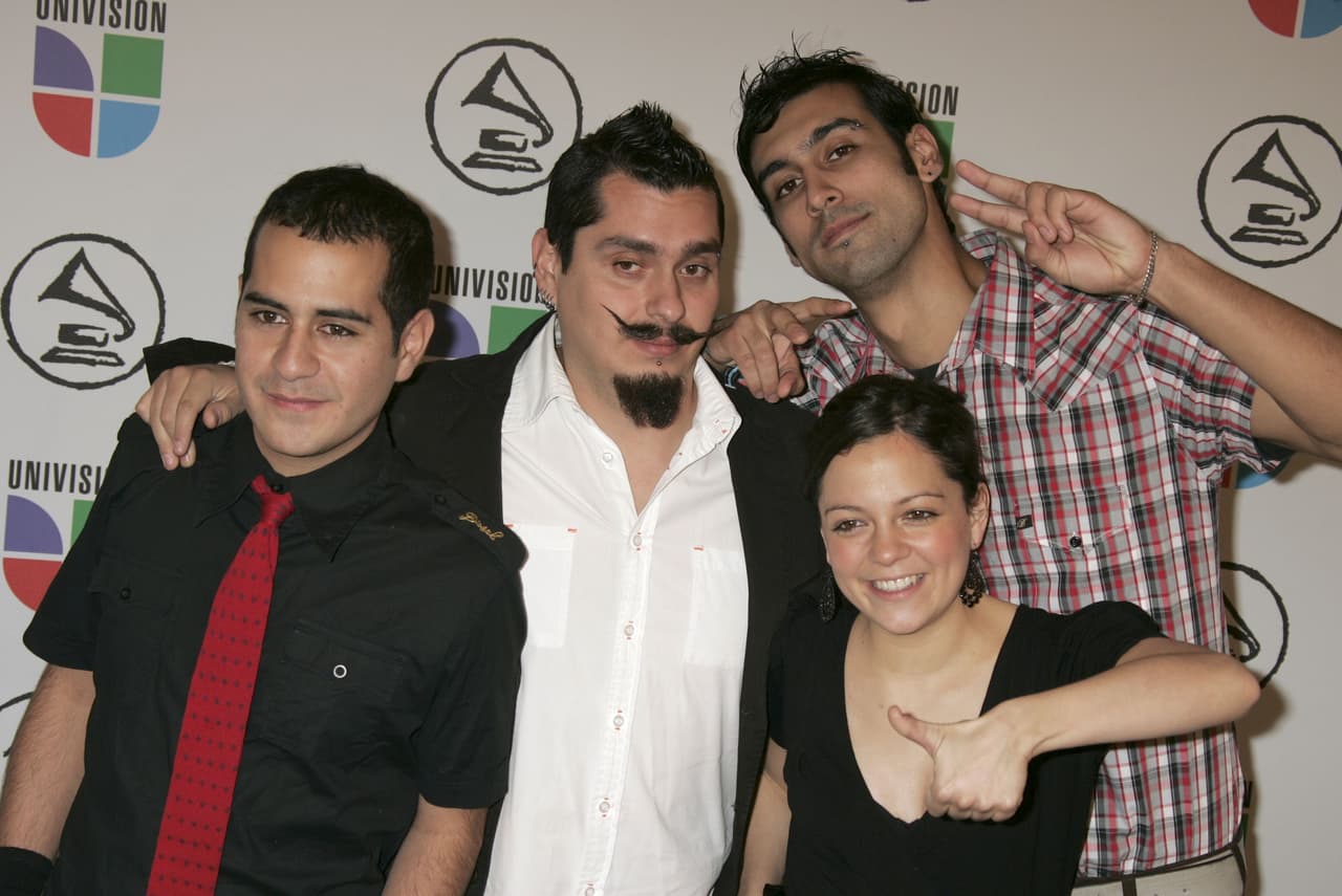 En 2005, Natalia Lafourcade decidió formar una banda que, en realidad, era la misma que tocaba con ella desde su primer disco, y lanzar su segundo álbum 'Casa', bajo el nombre de Natalia y La Forquetina. La cantante mantuvo un misterioso romance con el bajista de su banda, César Chanona (camisa a cuadros), del cual no se sabe mucho, pues la multiganadora del Latin GRAMMY es muy hermética con su vida personal. Aquí, la banda posaba emocionaba en la alfombra del Latin GRAMMY en 2006, en Nueva York.