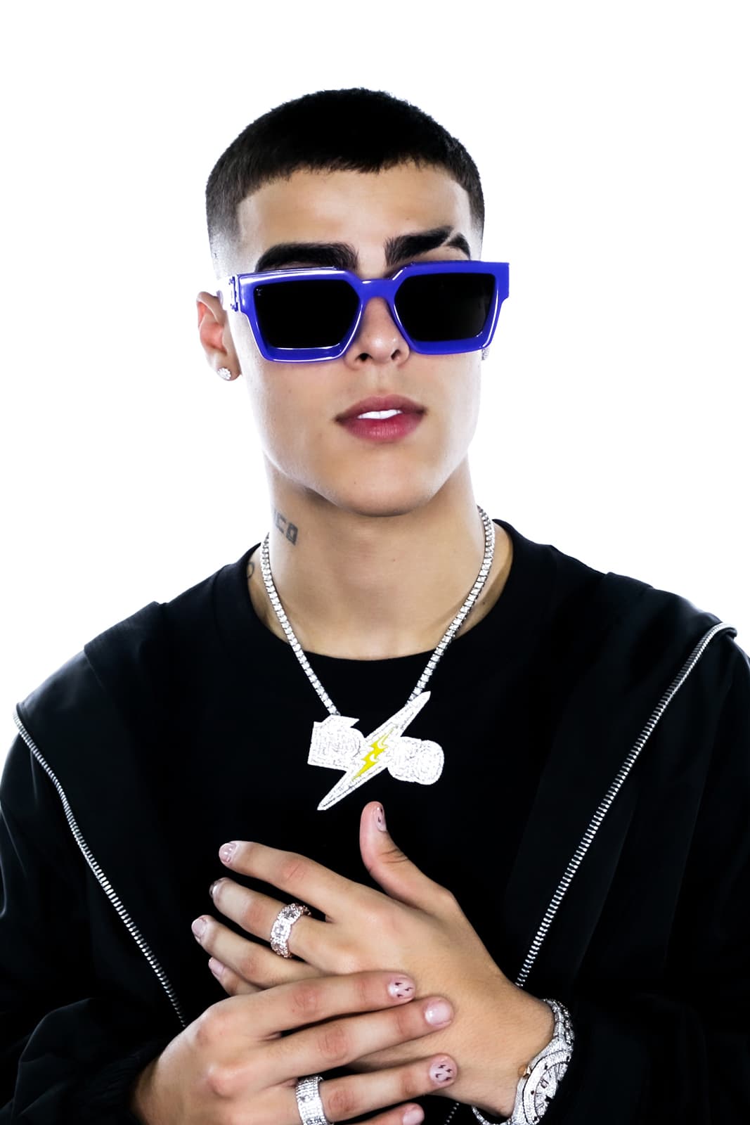 Justo cuando el mundo más necesitaba su música durante la cuarentena, el artista llegó con un regalo para sus fans:
<b>“La Cama Remix”</b> junto a Myke Towers, Ozuna, Chencho Corleone y Rauw Alejandro. El video que muestra la química natural que existe entre los exponentes del género urbano, ya cuenta con más de 18 millones de reproducciones en YouTube.