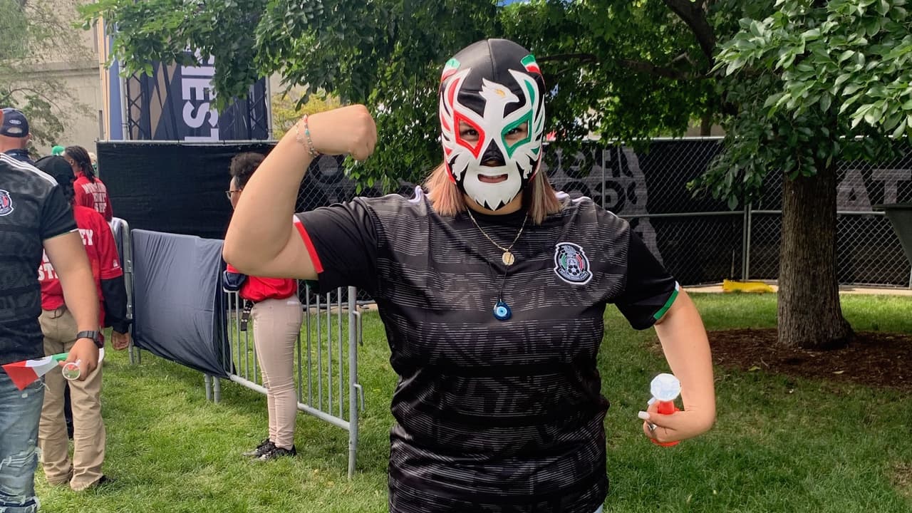 Fanáticos llevan máscaras de luchador.