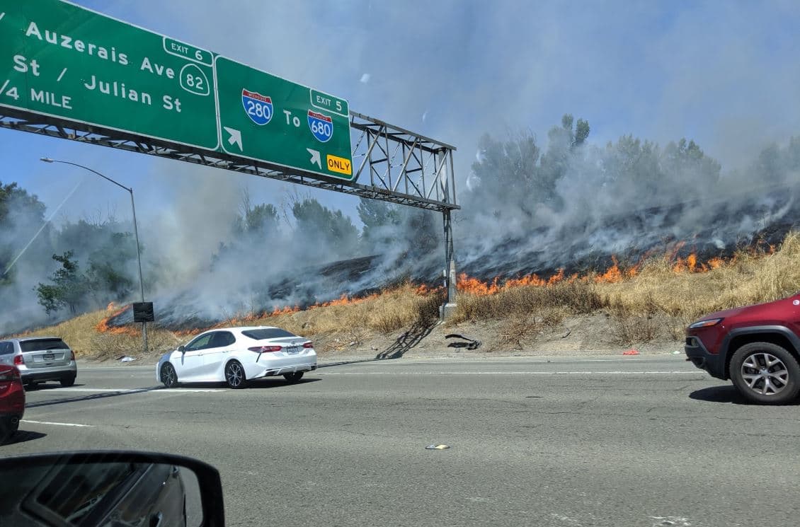Bomberos combatieron dos incendios cerca de las autopistas 87 y 280 en San José 