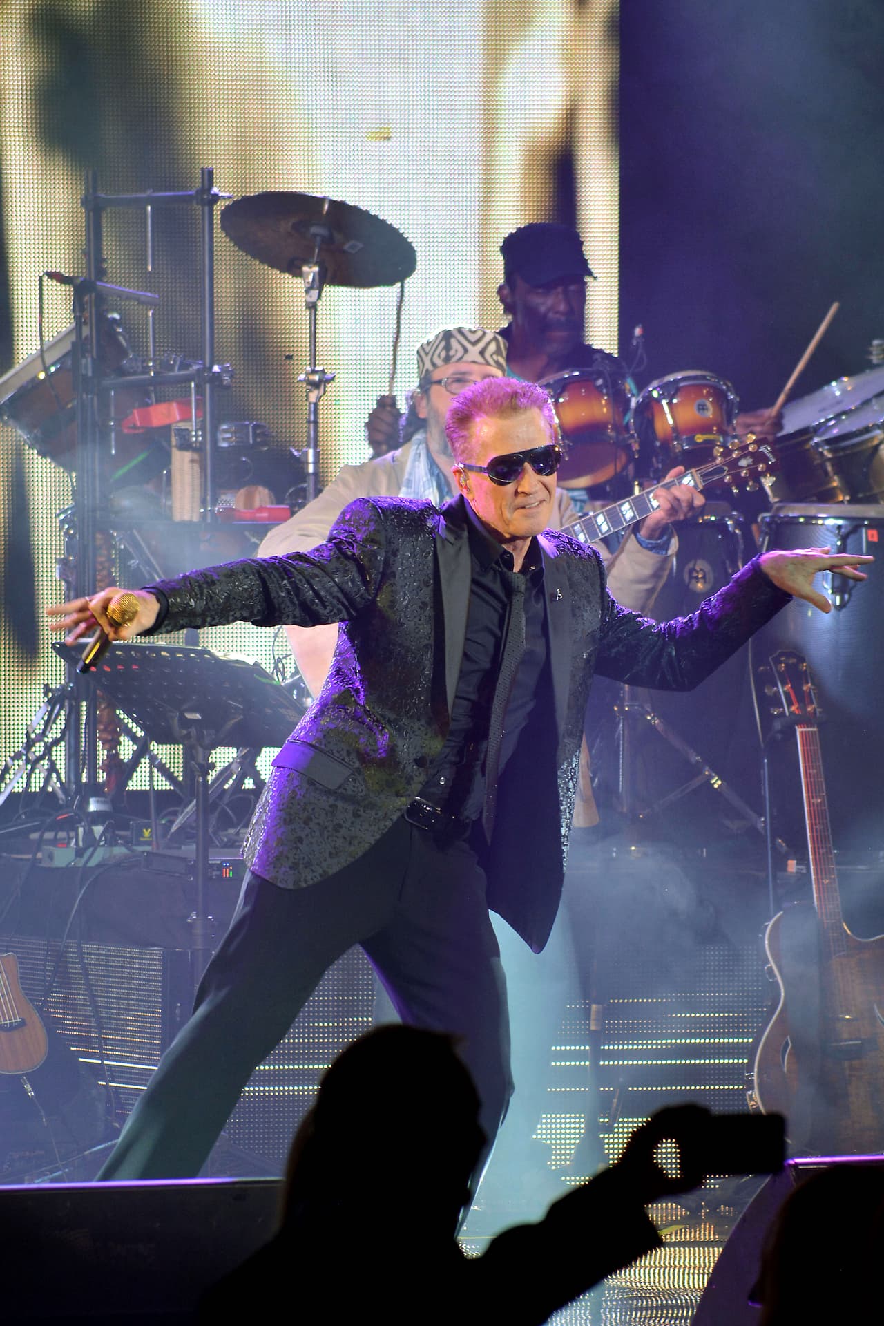 'Soy prisionero que de tus labios carcelero y esclavo de tu amor', interviene Emmanuel. El sencillo fue lanzado el pasado 16 de noviembre.