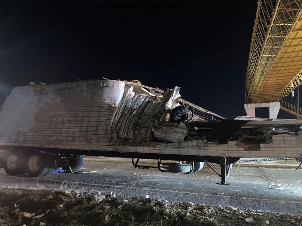 El accidente sucedió alrededor de las 15.30 horas locales (21.30 GMT) cuando el camión de carga que transportaba a más de un centenar de migrantes en 
<b>condiciones de hacinamiento</b> en su caja seca, volcó en un curva, 
<b>debido al exceso de velocidad</b>, en la carretera Chiapa de Corzo-Tuxtla Gutiérrez.
<br>