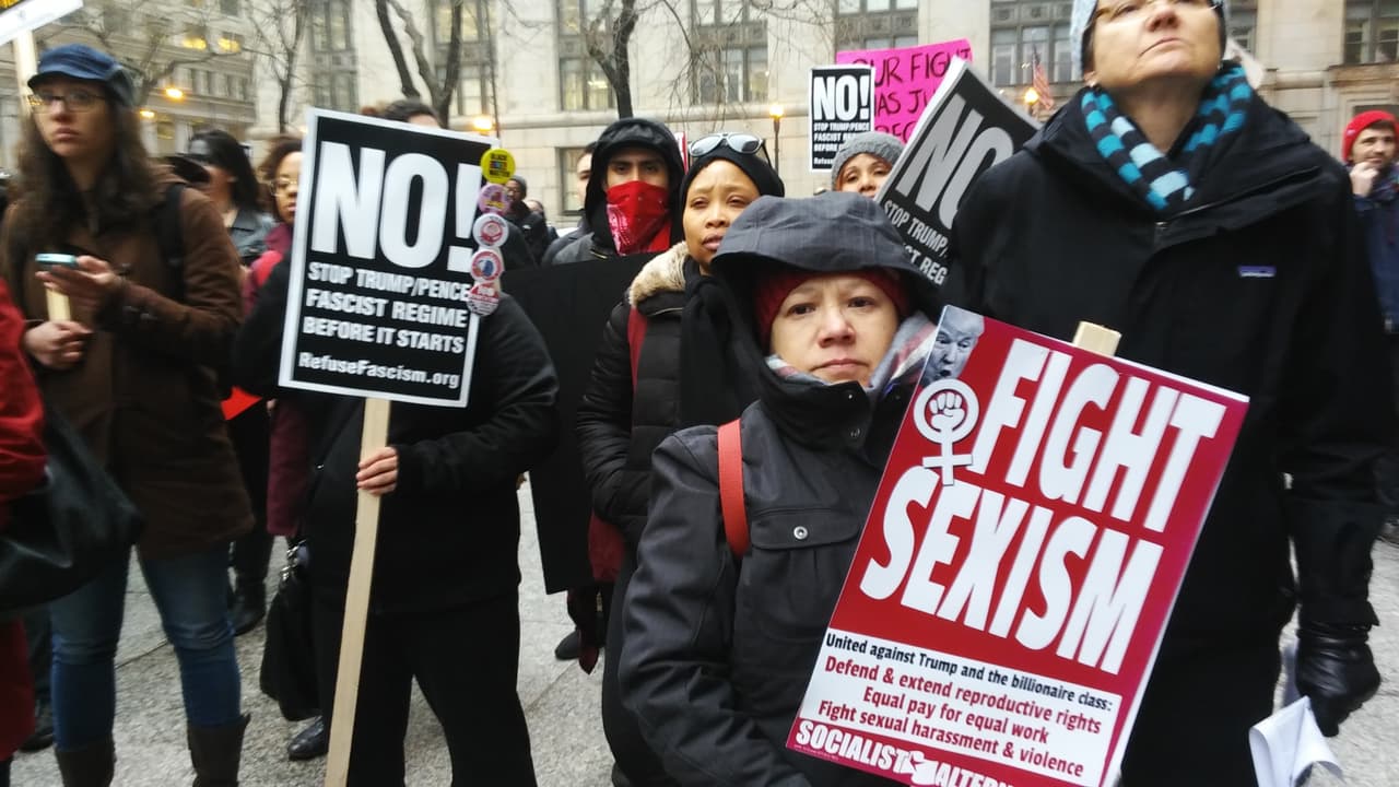 Con leyendas como “Nos negamos a creer en un Estados Unidos Fascista”, “Ningún ser humano es ilegal” o "Trump escucha, estamos en la lucha" cientos de personas llegaron a la Plaza Daley para expresar su sentir sobre el presidente Donald Trump.