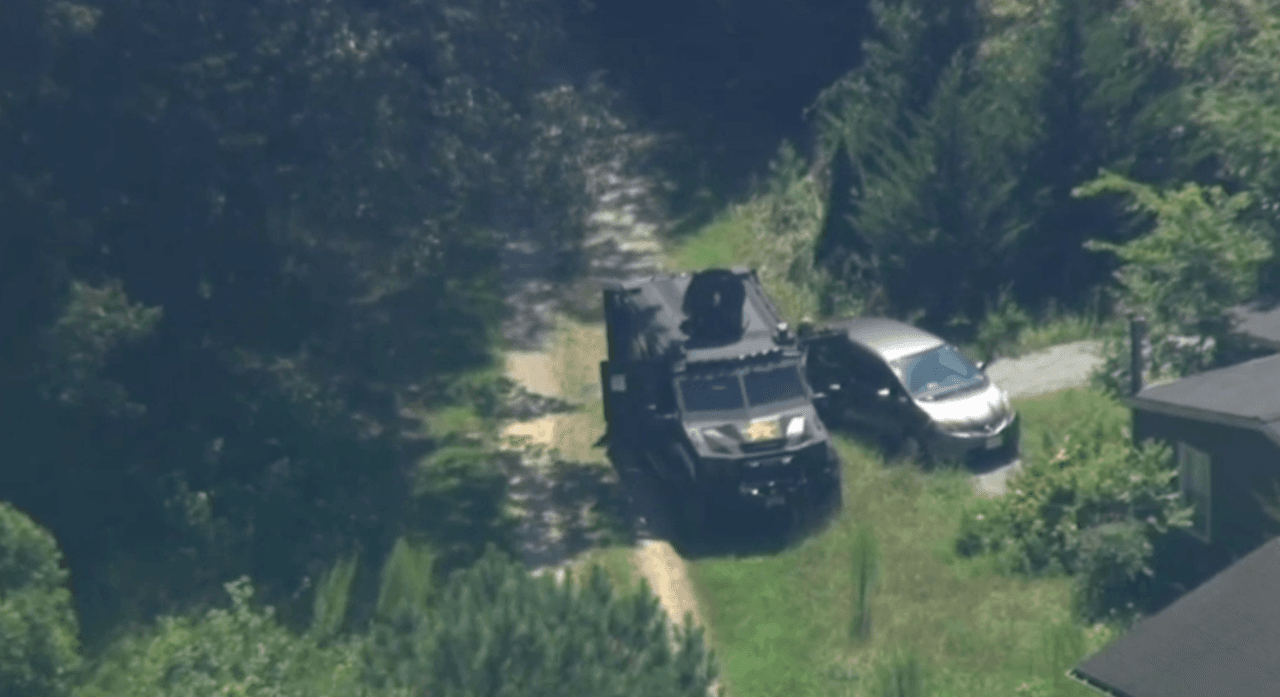 Policía recibe varios disparos cuando entregaba una orden de protección en el condado de Caswell