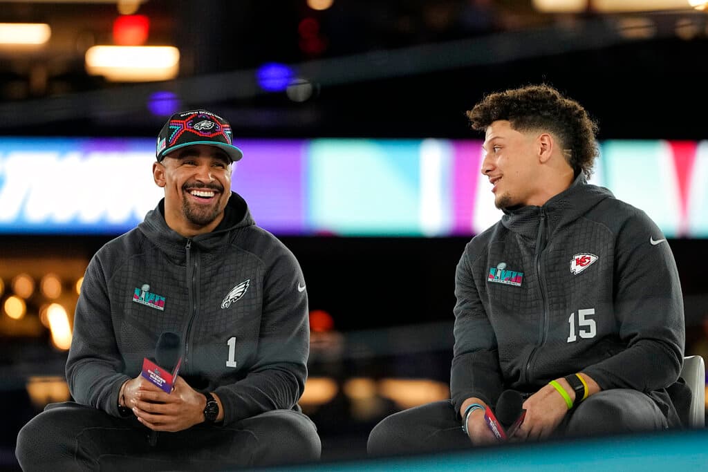 Patrick Mahomes (derecha), quarterback de los Chiefs de Kansas City, y Jalen Hurts, de los Eagles de Filadelfia, son los favoritos para quedarse con el premio MVP del Super Bowl 57.