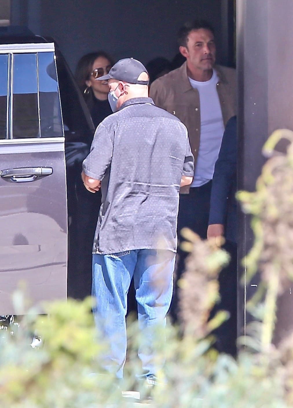 Subieron a la parte trasera de un automóvil y fueron sacados del Pacific Design Center en West Hollywood.
<br>