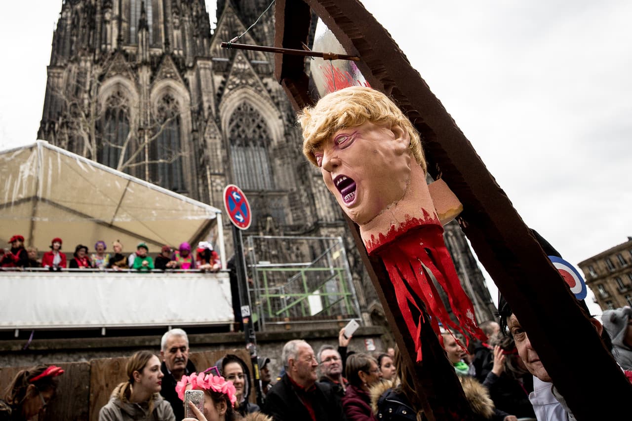 <b>Colonia, Alemania.</b> La figura de una cabeza rubia decapitada desfiló en rose Monday Parade. 27 de febrero de 2017.