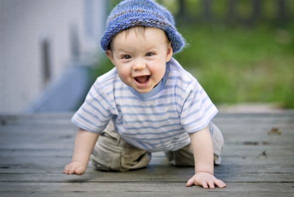 Déjalo circular por las zonas tranquilas. Si tu bebé ya deambula, permítele gatear en el aeropuerto (aunque no en el suelo del avión).